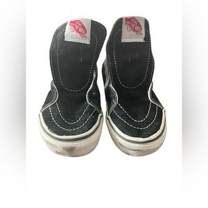 USED— KIDS SK8-HI SHOE size 13 no laces and scuffs as shown in picture.